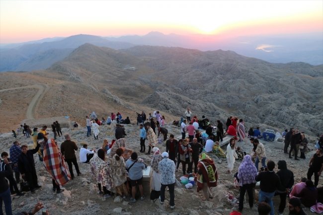 Turistler güneşin doğuşunu Nemrut Dağı'ndan izledi